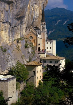 SANTUARIO della MADONNA della CORONA e LAZISE Gite in giornata